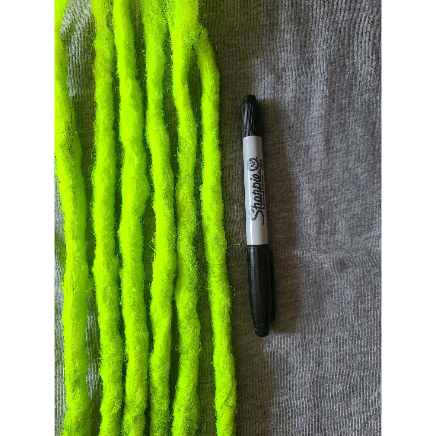 SE Synthetic Dreadlock Extensions - black and neon green